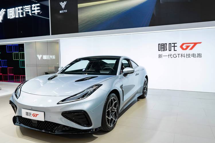 重庆307哪吒汽车在智能汽车领域的表现，领途汽车在新能源汽车市场中的影响力